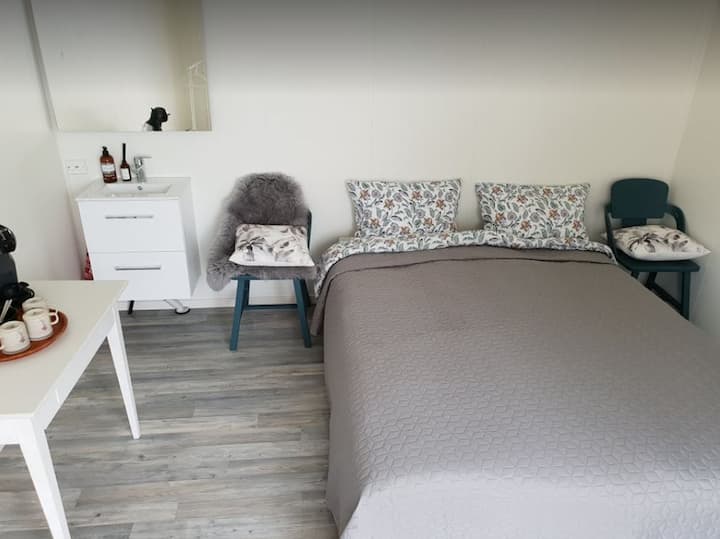 附楼内宽敞的卧室，可提供婴儿旅行床。欧陆双人床150厘米 