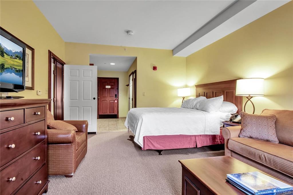 غرفة النوم رقم2 
   •	سرير بحجم كبير وسرير بحجم كبير (مع مرتبة علوية بوسادة) وتلفزيون غير ذكي ومشغل أقراص DVD. 
  •	ثلاجة صغيرة وماكينة صنع القهوة والميكروويف
   • 	حمام كبير مع دش/حوض استحمام. 