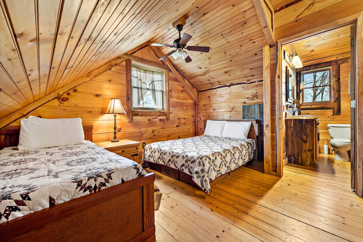 Таванското помещение на кабината предлага двойни и две единични легла. 