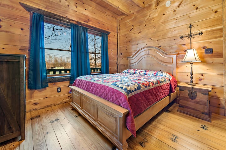 Მთავარი დონის პირველი საძინებელი. "Elk" ოთახი. დედოფლის ზომის საწოლი. 