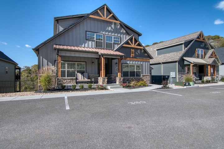Table Rock Lake View! Two Community Pools! - Branson, MO