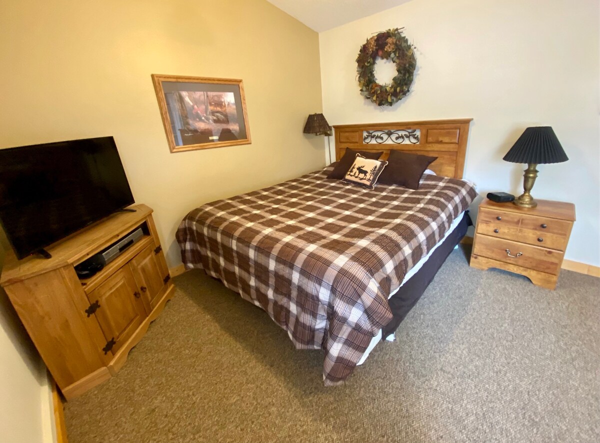 Брачна спална соба на 2 кат со телевизор и DVD плеер