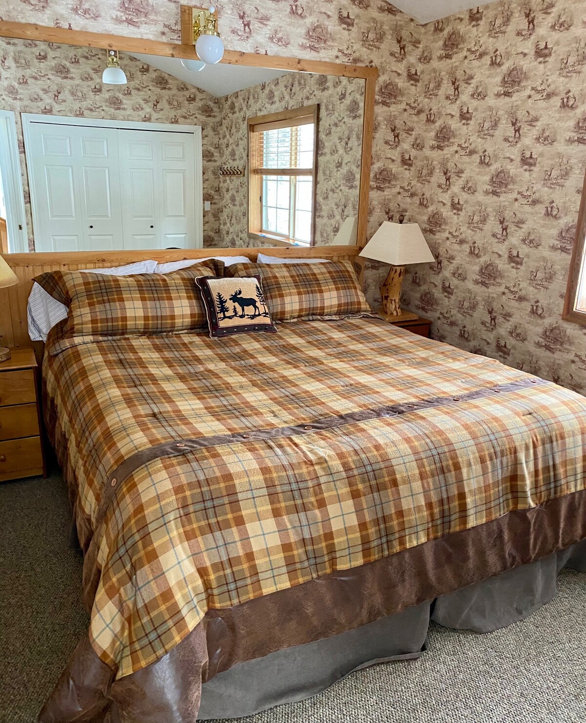 Спална соба со брачен кревет (широк 150-179 см) на 2