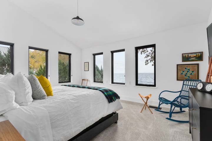 Este dormitorio principal queen tiene un baño adjunto con lavabos para él y los suyos.