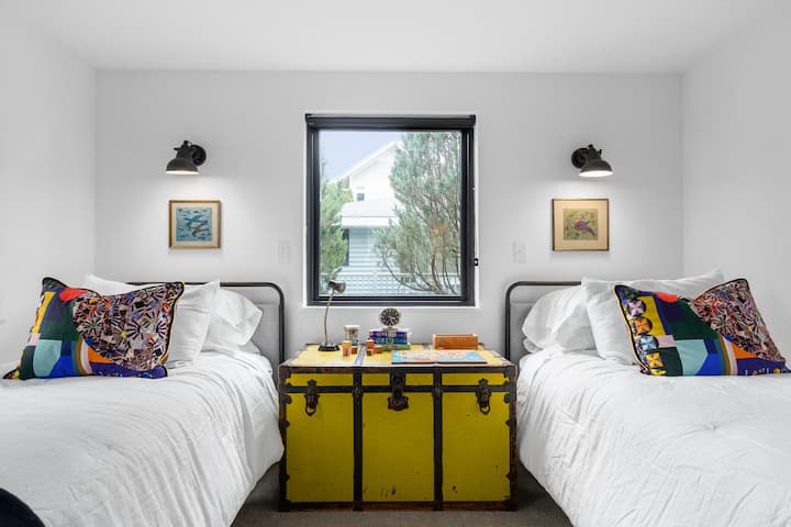 Nuestro dormitorio de nivel inferior está amueblado con 2 camas individuales Xl, perfecto para niños o adultos.