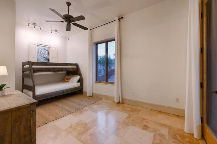 Двуетажна стая с двойни легла и скрин за достатъчно съхранение.
