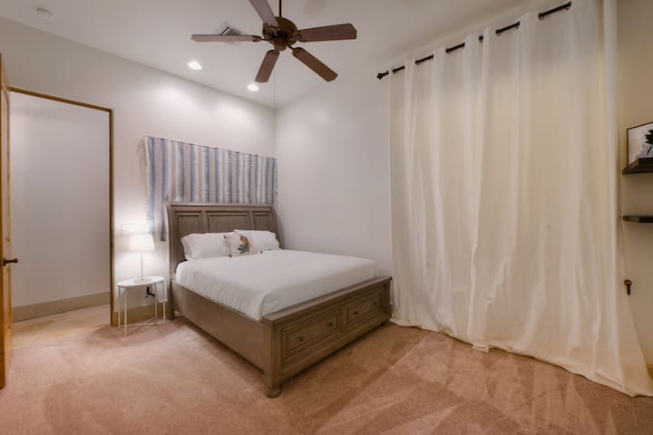 Втората спалня за гости. Големият килер съхранява още едно разтегателно легло за допълнителна гъвкавост при спане.
