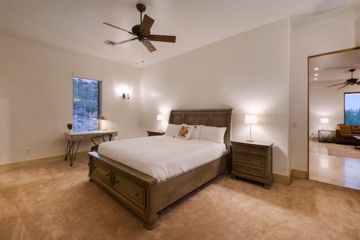 Огромната главна спалня с удобно суперголямо двойно легло, луксозно спално бельо и самостоятелни бани.
