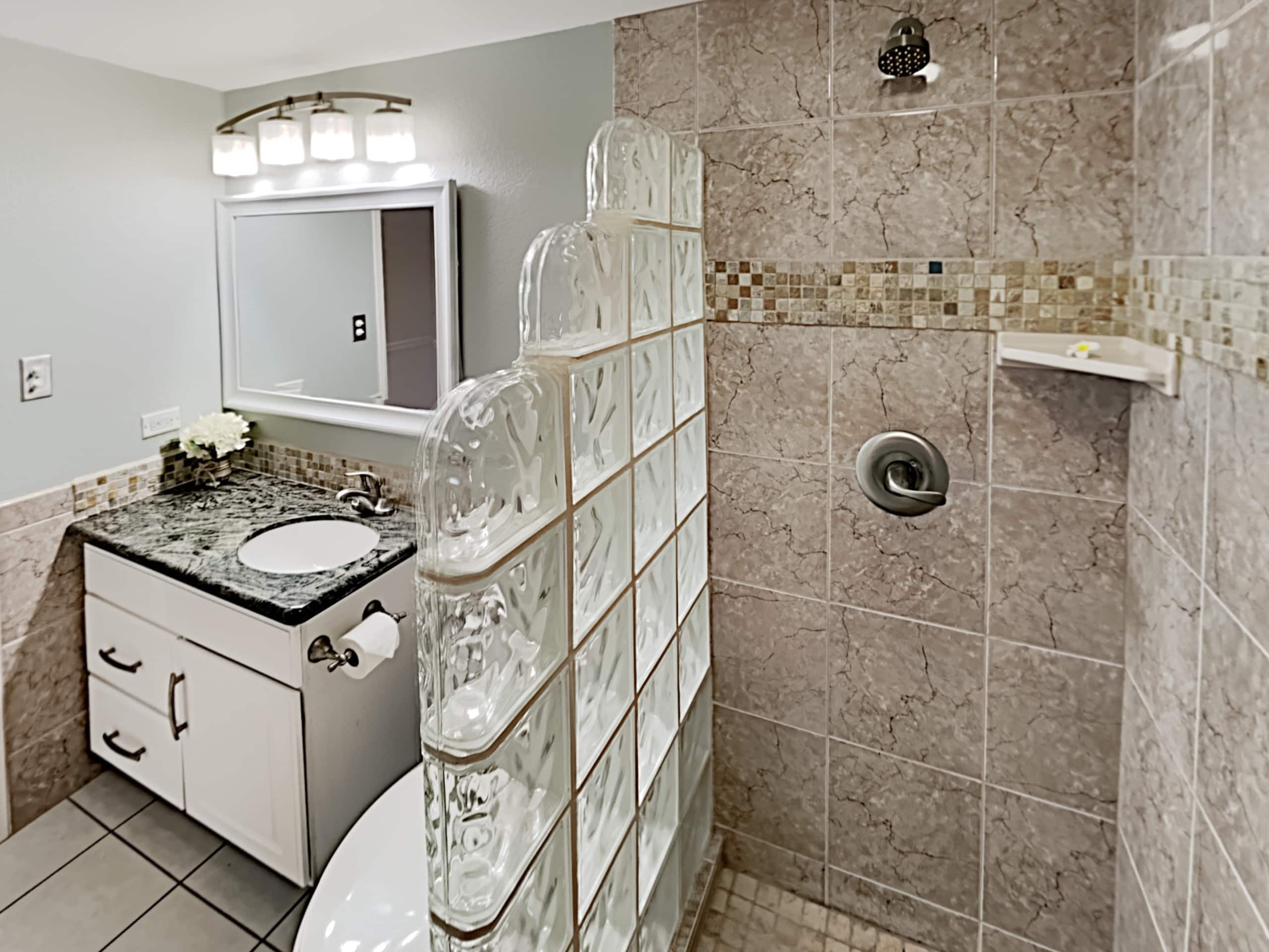 Condo in Wailuku · ★4.9 · 1 bedroom · 2 beds · 1 bath - Image 14