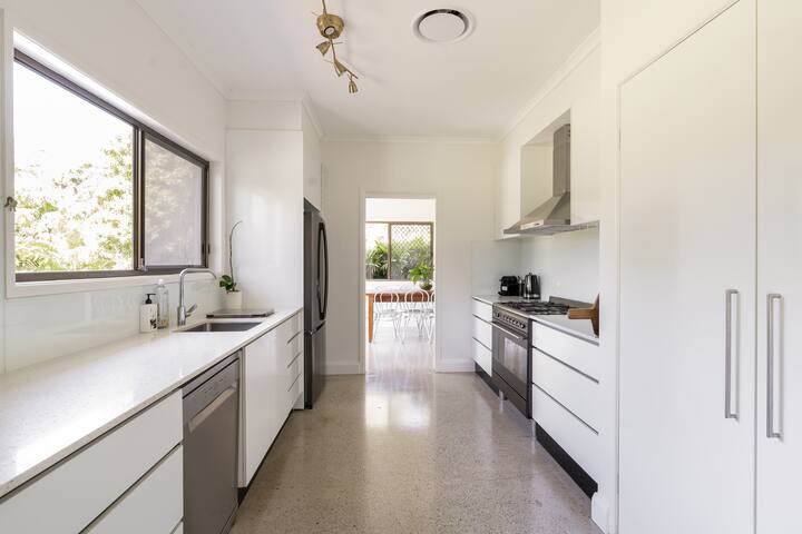 Bali-Ahn.Acreage 3-mins to town.Aircon.WiFi.Pool gallery image 3