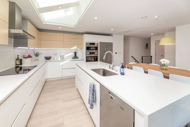 View Ridge resort-like modern urban haven+EV gallery image 4