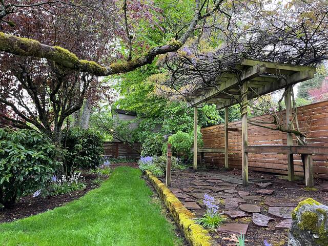 View Ridge resort-like modern urban haven+EV gallery image 5