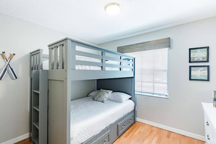 Целосни кревети на спрат во трета спална соба