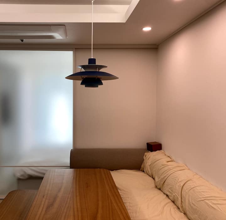 ישנם שלושה סוגים של אורות תקרה שניתן לשנות ולהשתמש בהם בהתאם לאווירה. יש אורות בהירים, תאורה קצת כהה בסביבה ואורות שולחן אוכל.