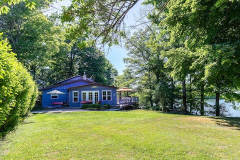 Lake Front: Beautiful Cottage on Lake Alice
