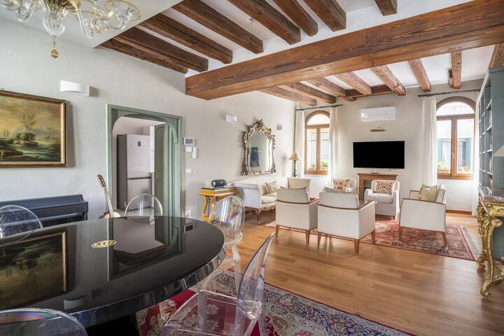 VeniceTownhouse, Entire Renovated Palazzo gallery image 2