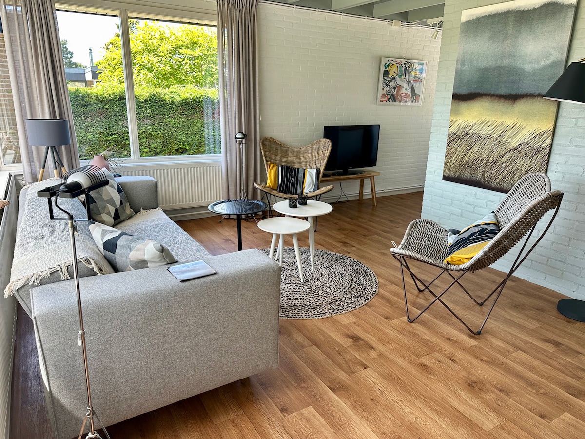 Top performing Airbnb: Wildrijk Bungalow 104 in Sint Maartensvlotbrug