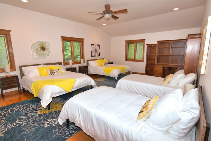 Tu je i veliki radni stol za nekoga kome je potreban prostor za rad dok je odsutan.