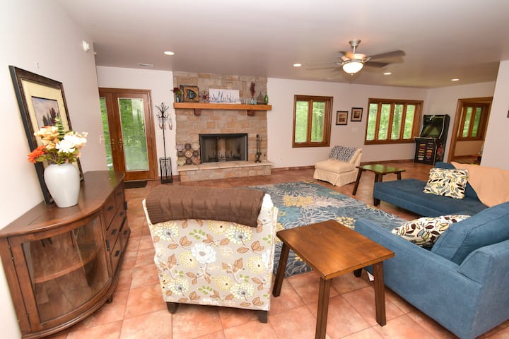 Dnevni boravak u prizemlju s videoigrama.