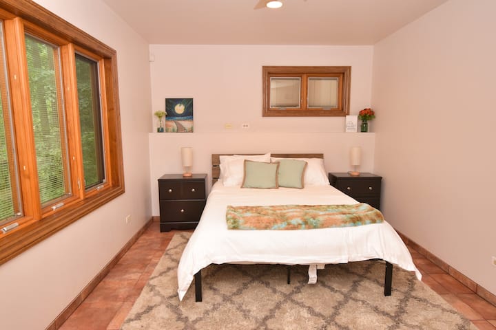 U prizemlju spavaće sobe „Sunset” nalazi se bračni krevet. 