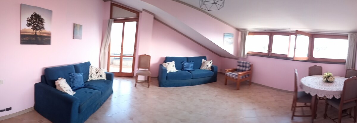 סלון עם ספה נפתחת זוגית