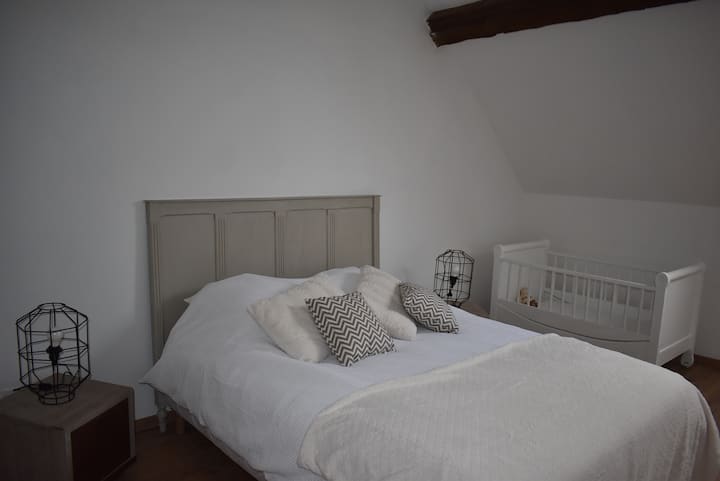 Დიდი საძინებელი ჩვილის საწოლით 