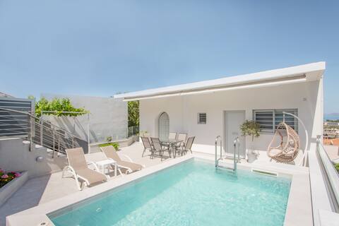Onirion Homes: Stella's Home
-With Private Pool-