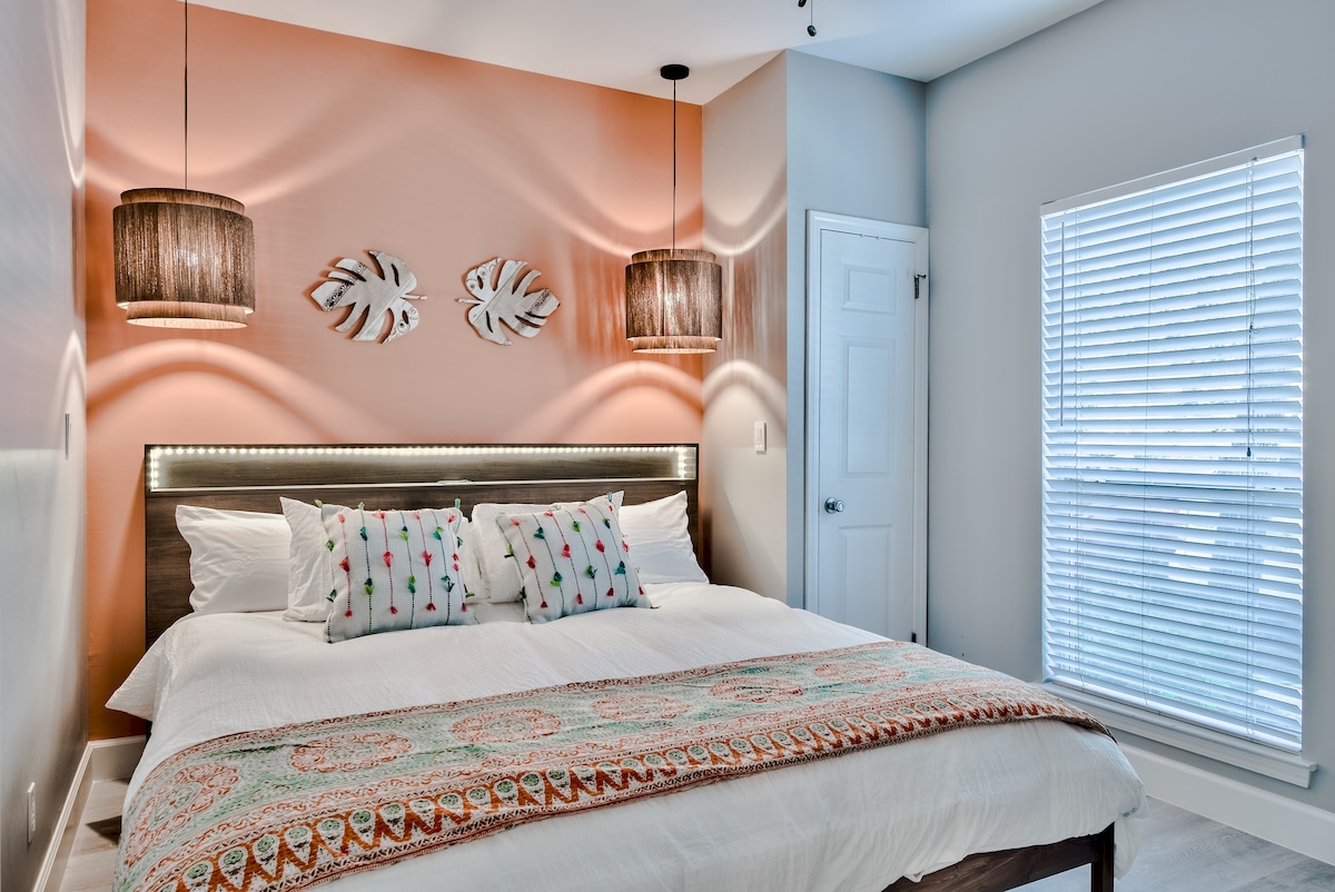 Primárna spálňa má manželskú posteľ. Matrac je vrchný vankúš značky Marriott, takže sa zobudíte svieži. Prispôsobené čelo postele ponúka LED svetlá a zástrčky v strede, takže môžete nabíjať zariadenia. Každé závesné svetlá sa ovládajú samostatne.