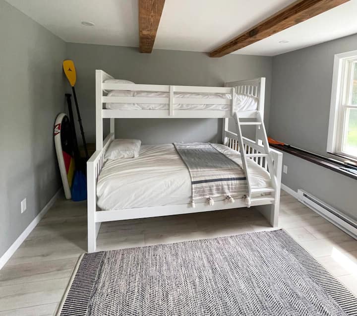 额外客房位于一楼，配有双层床、豆袋和办公桌，可俯瞰湖泊