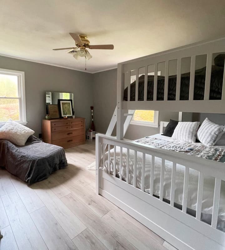 卧室2.
双层床、底部全尺寸和顶部是双人床。