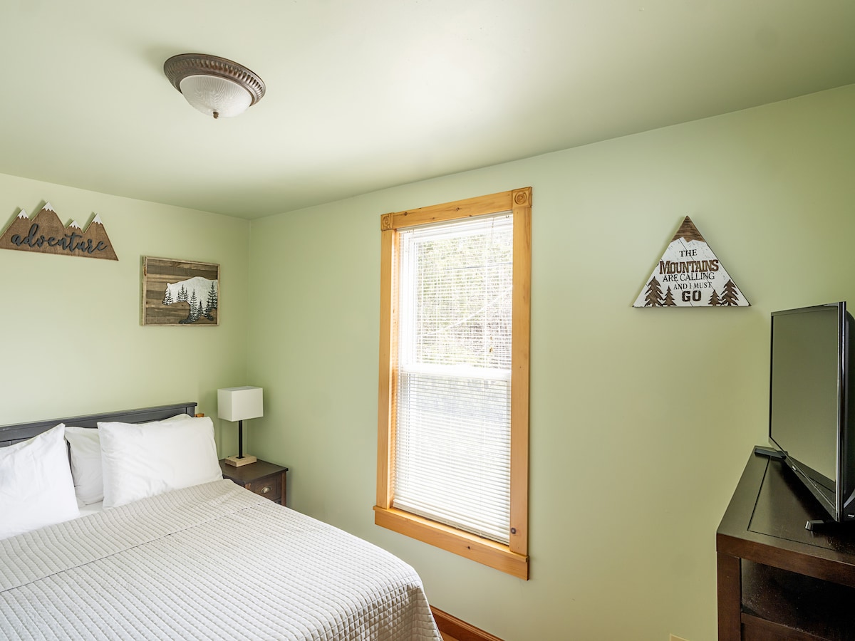 Dhoma e gjumit malore ka një krevat dopio "queen" dhe një televizor inteligjent. 