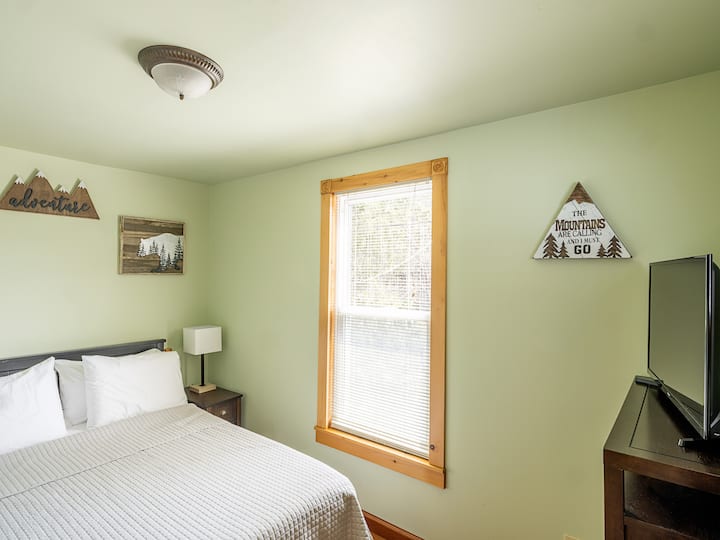 山卧室配有一张标准双人床和一台智能电视。 