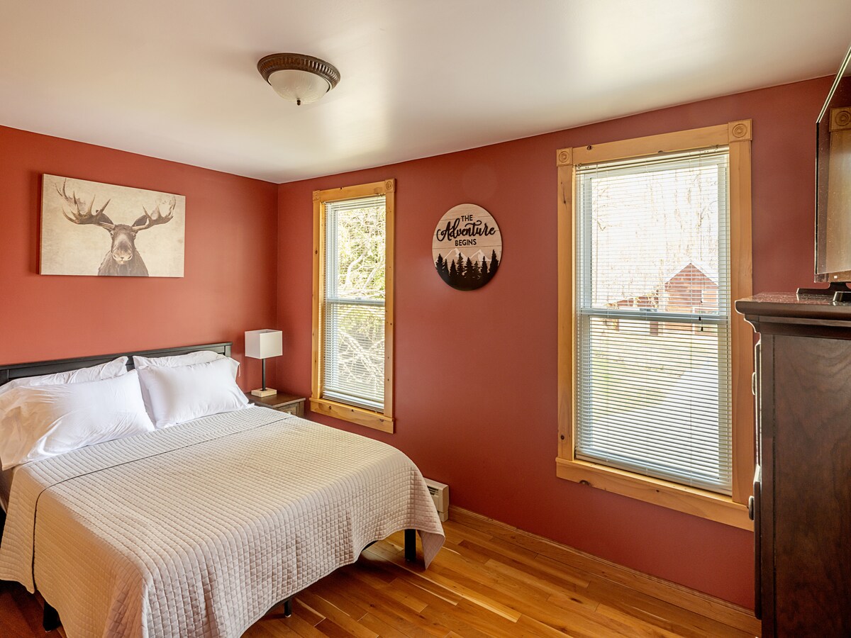 Dhoma e gjumit Moose ka një krevat dopio "queen" dhe një televizor inteligjent