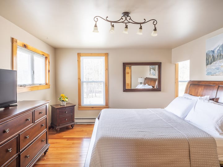 主卧室配有100多个频道的智能电视，并可访问您的流媒体应用程序。 