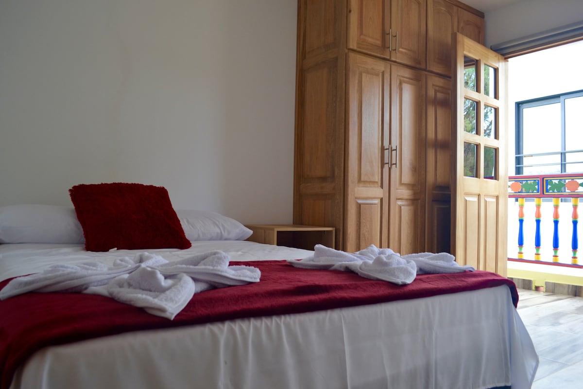 חדר ראשי עם מרפסת