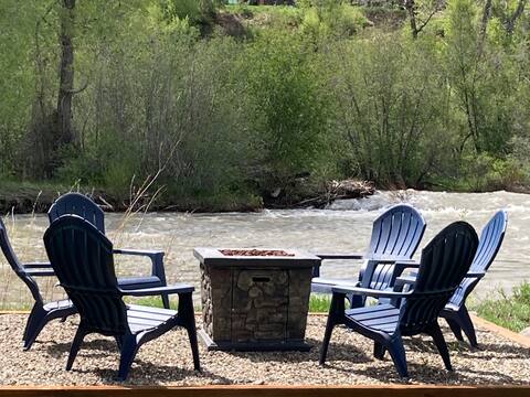 Riverfront "Streams & Dreams" Cabin with Hot Tub