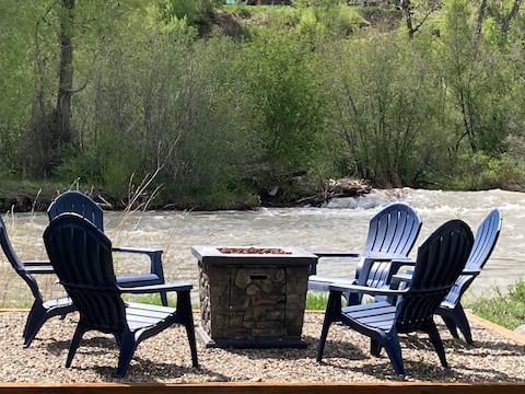 Riverfront "Streams & Dreams" Cabin with Hot Tub