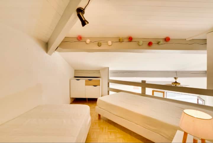 mezzanine 2 shtretër në 90x190
magazinim dhe tavolinë pranë krevatit