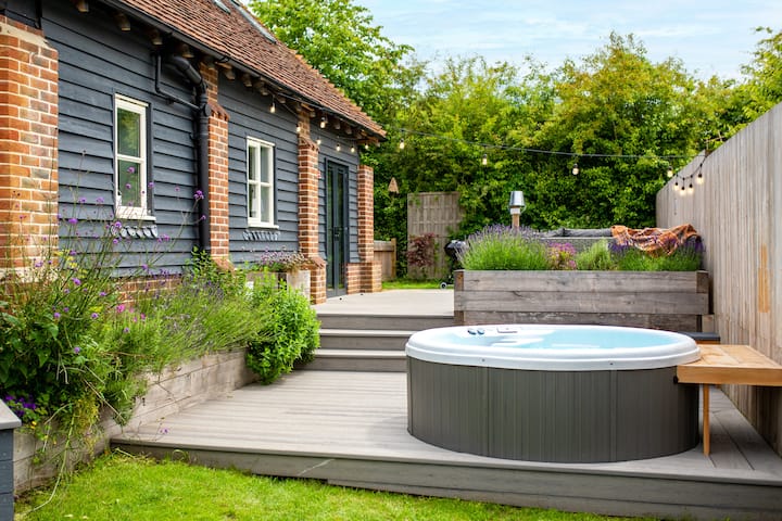 Silhouette's Stable; Luxury cottage hot tub Bosham