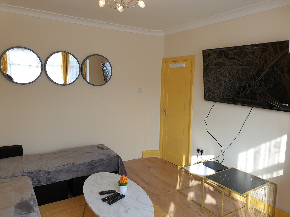 Petersfield Av Slough 4 bedrooms 2 bath 2parking + Houses for Rent in