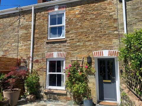 Beautiful Cottage: Sea Views, Parking, Garden