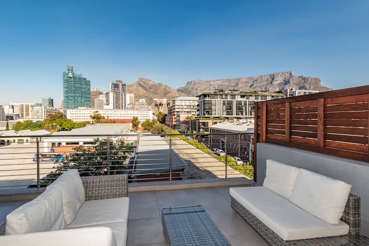 Family Apartment In Docklands with Mountain views