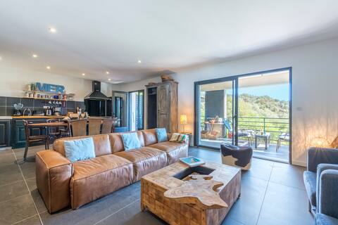 Beautiful 3 luxury rooms with sea/beach view on foot