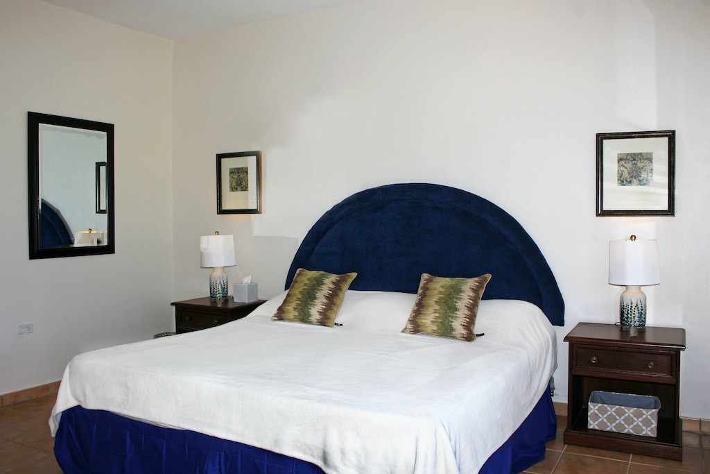 Rehati dhe elegancë: dhoma jonë e gjumit me hapësirë të bollshme ka një krevat dopio "king", ajër të kondicionuar dhe të gjitha shtrojat që të duhen për një pushim të rehatshëm.