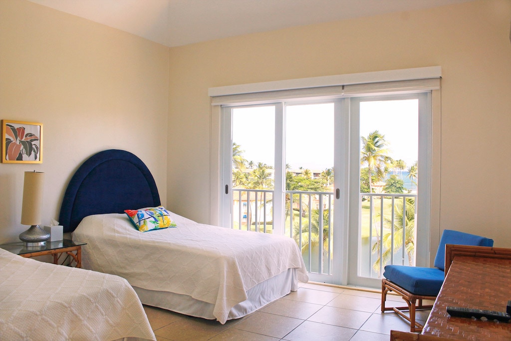 Dhoma e gjumit ka dritare të mëdha rrëshqitëse që sjellin ambientet e jashtme