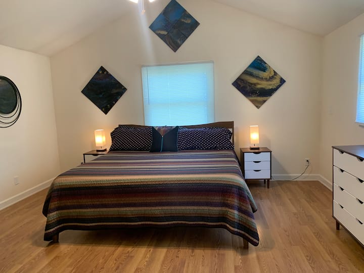 主卧。加大双人床（房客对我们的床垫赞不绝口！ ）