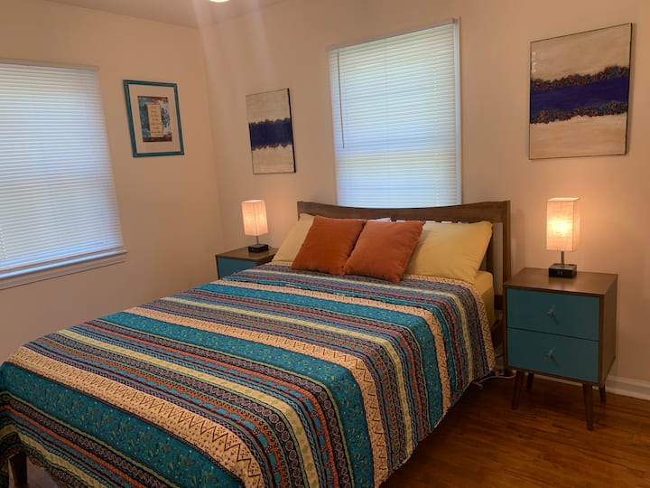 客房配有衣柜、梳妆台、全身镜和标准双人床（房客对我们的床垫赞不绝口！ ）