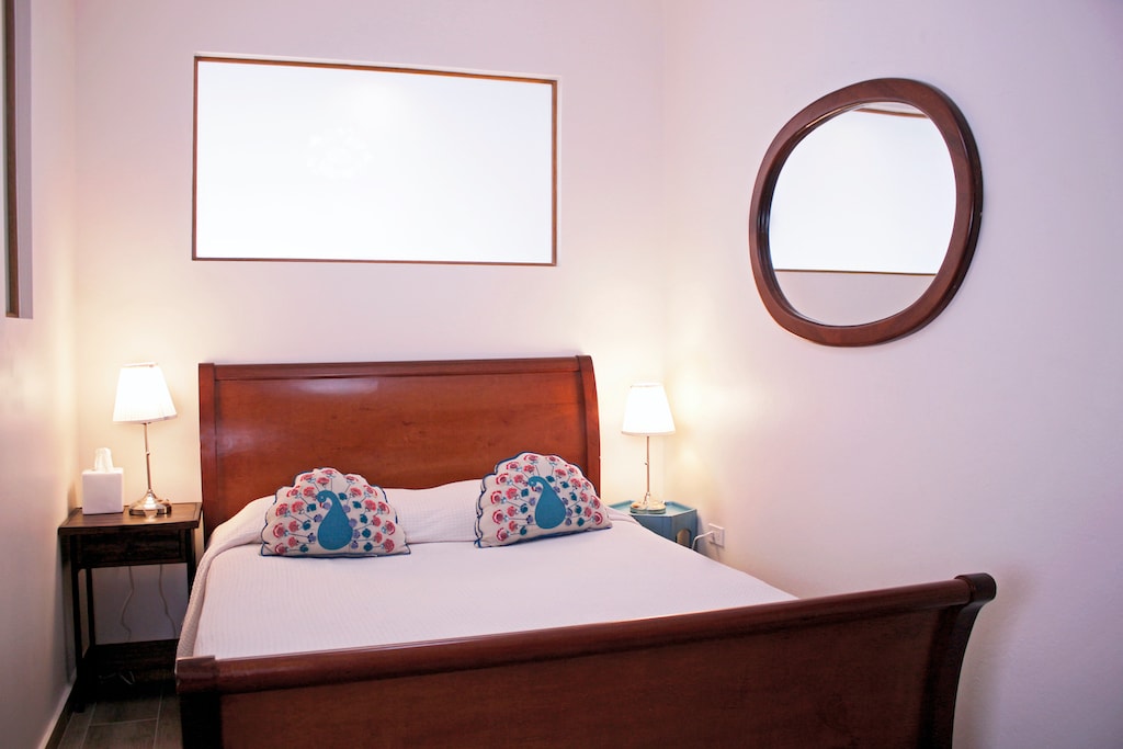 Pohodlná a štýlová spálňa: naša spálňa má útulnú posteľ, štýlové nástenné zrkadlo a dobre vybavený priestor určený na oddych. 