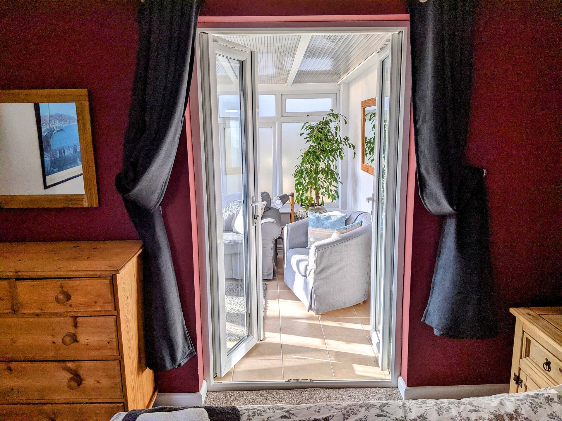 Cosy & detached, 10 mins walk from Swanpool beach