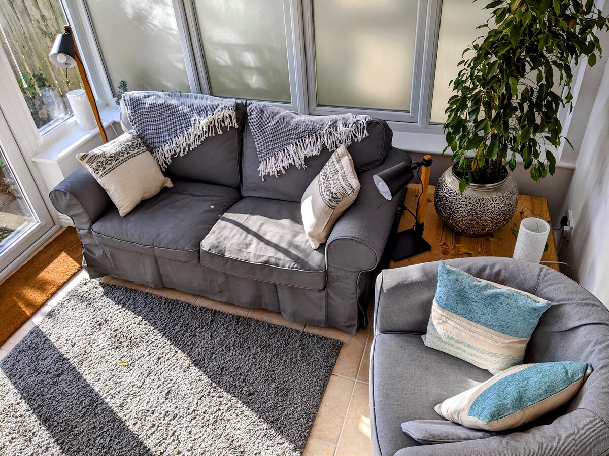 Popular Airbnb listing: Cosy & detached, 10 mins walk from Swanpool beach in Falmouth